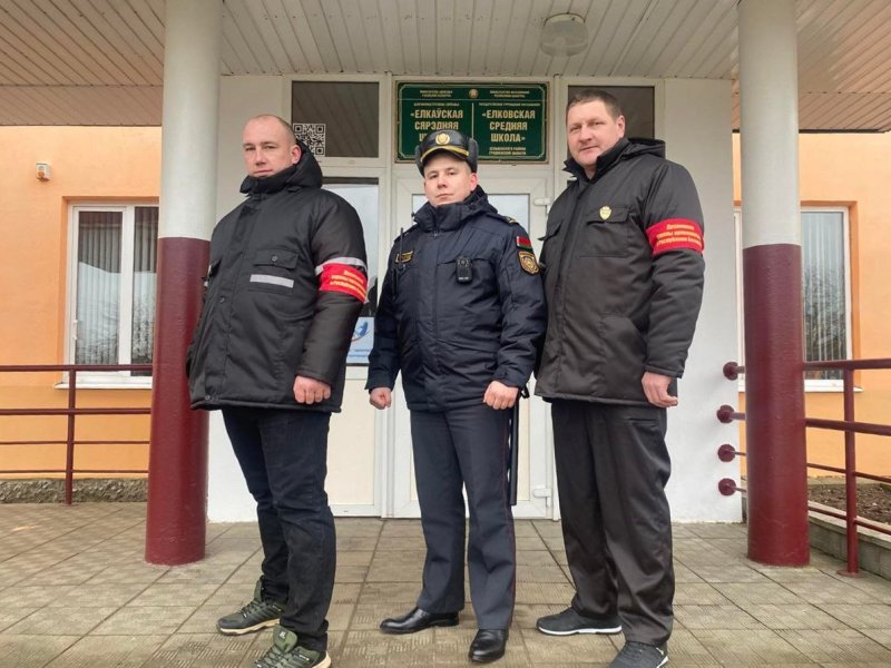 Дружинники Зельвенщины оказывают содействие районной милиции в обеспечении охраны общественного порядка вблизи избирательных участков