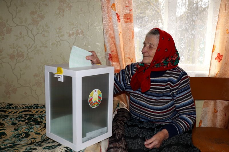 За мирную любимую Беларусь Ветеран Великой Отечественной войны  проголосовала на президентских выборах
