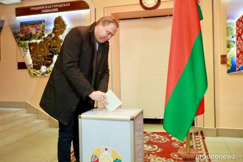 Председатель Гродненского облисполкома Владимир Караник проголосовал на выборах Президента Республики Беларусь