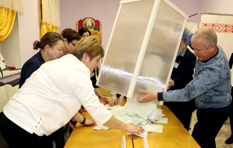 Участки для голосования закрылись В Зельвенском районе идет подсчет голосов