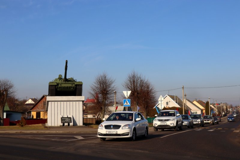 Патриотично Масштабно Громко Зельвенцы стали участниками автопробега За будущее