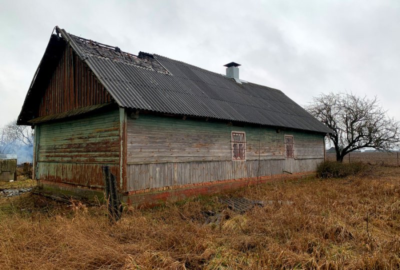 Неосторожность привела к пожару В районе горел нежилой дом
