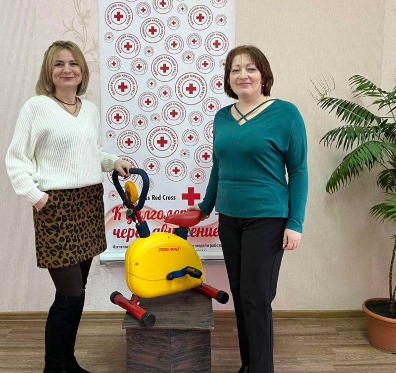 Зельвенская РО Белорусского Красного Креста передала велотренажер Центру коррекционноразвивающего обучения и реабилитации