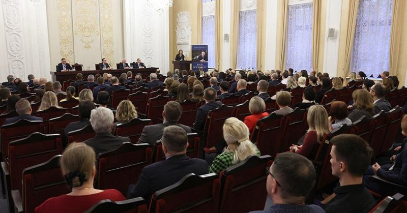 Книга Наш Президент поступила в продажу в магазины областных центров