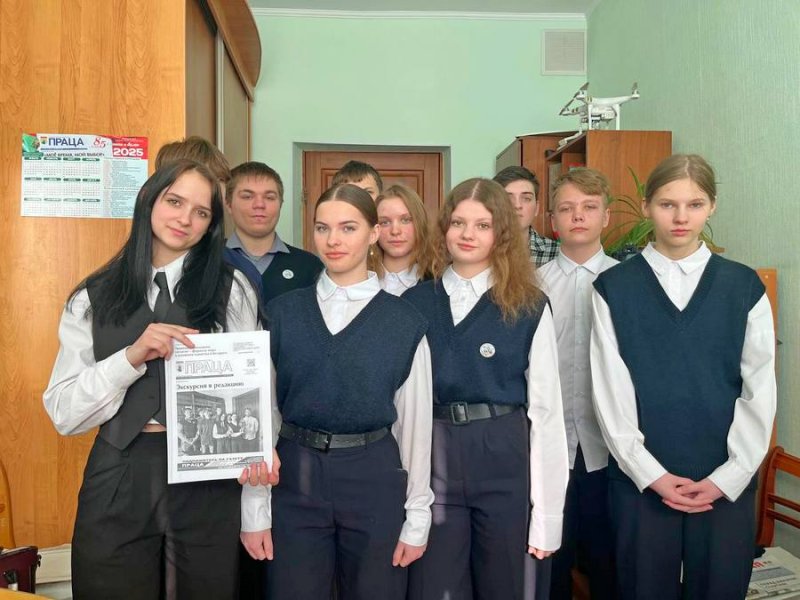 Эксклюзивная первая полоса газеты на память В редакции Працы прошла экскурсия для учащихся Деречинской средней школы