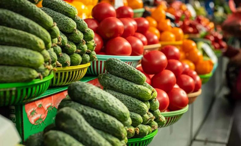 Огурцы и помидоры молоко и цитрусовые МАРТ рассказал какие продукты подешевели в январе