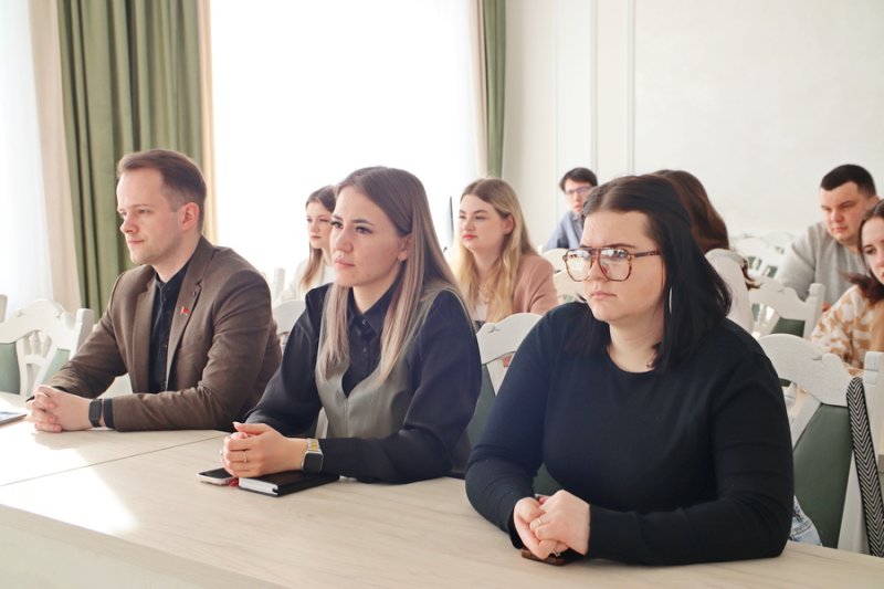 Депутат Валентин Семеняко встретился с активистами районного Совета работающей молодежи