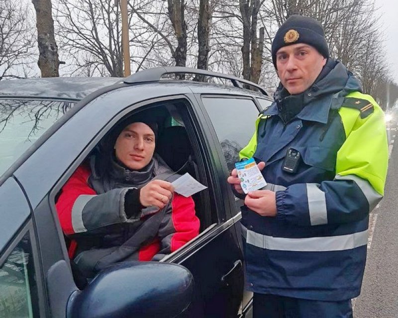 Пристегни ремень  сохрани жизнь Сотрудники Госавтоинспекции провели акцию в Зельве