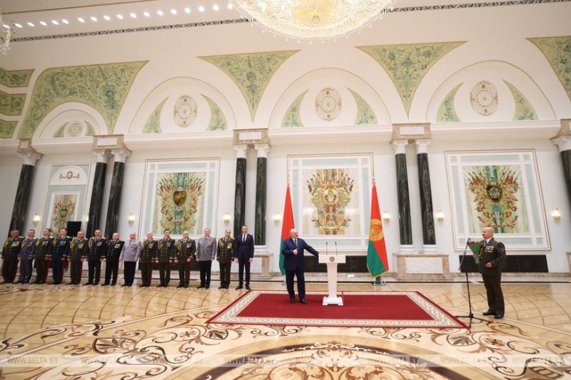 Александр Лукашенко вручил госнаграды и генеральские погоны высшему офицерскому составу