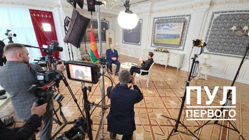 Александр Лукашенко дает интервью американскому блогеру представителю новых медиа Марио Науфалу