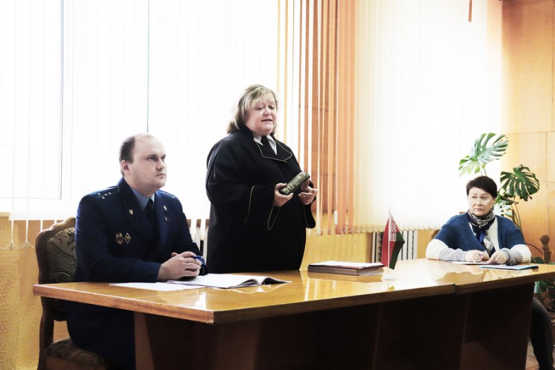 Суд Зельвенского района вынес обвинительный приговор в отношении работницы одного из торговых объектов района