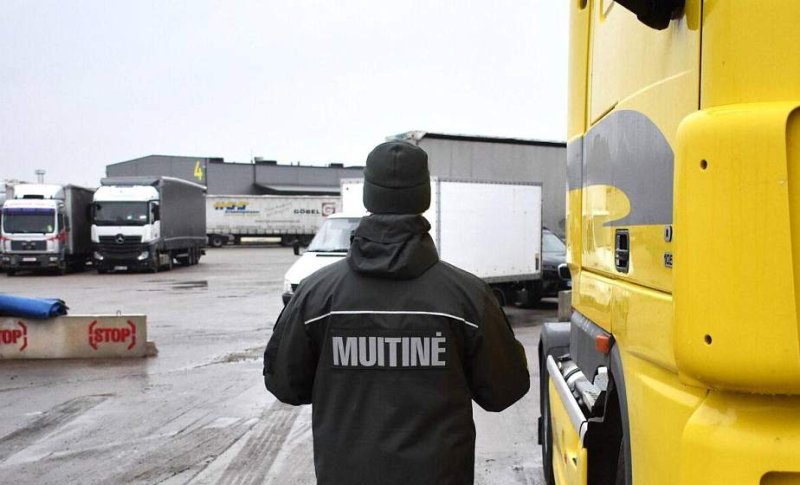 С  марта литовская таможня начнет измерять уровень топлива в грузовиках следующих из Беларуси и России