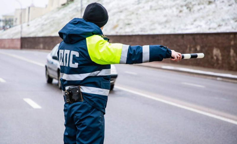 Переходим на летние шины Госавтоинспекторы в рейдах проверяют технические неисправности автомобилей