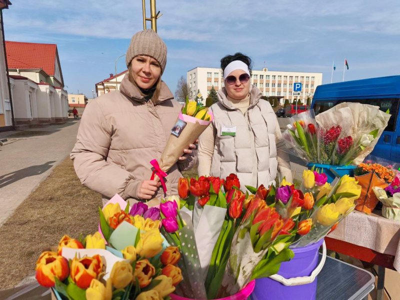 Праздничная торговля цветами в Зельве в самом разгаре