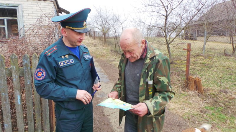 Работники Зельвенского РОЧС провели рейд по предотвращению палов сухой растительности