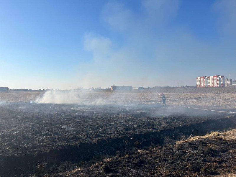 Спасатели Зельвенского РОЧС ликвидировали возгорание сухой растительности возле микрорайона Северный