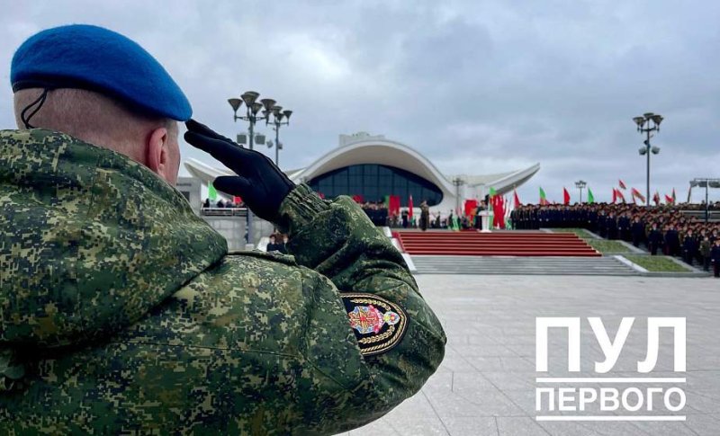 Александр Лукашенко прибыл на площадь Государственного флага