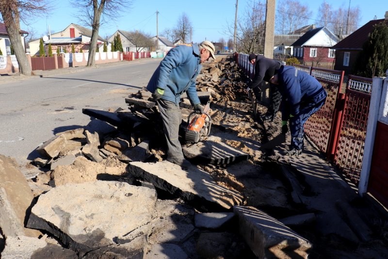 Как идет процесс благоустройства улицы Пушкина в Зельве