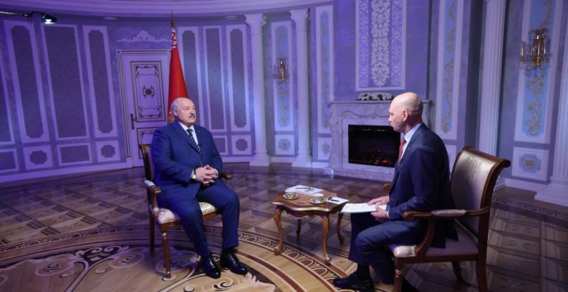 Александр Лукашенко как бы ни кичились американцы и французы у них не демократия а сплошной тоталитаризм