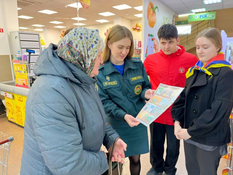 С посетителями торгового объекта в Зельве поговорили о безопасности