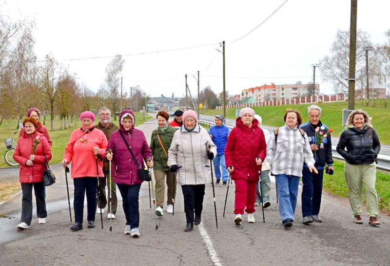 Наша признательность  героям войны Посетители центра социального обслуживания населения посвятили марафон скандинавской ходьбы маю Победы
