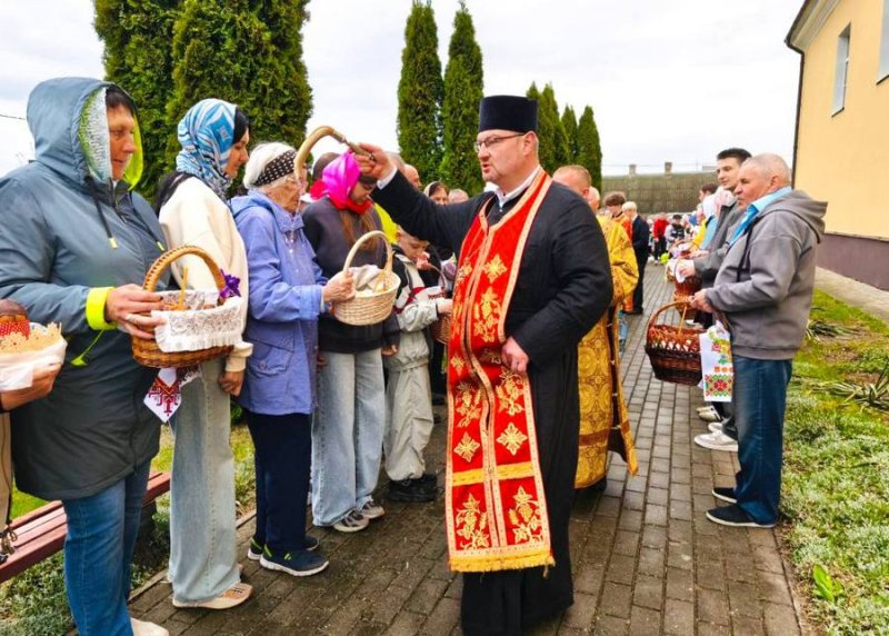 Верующие зельвенцы готовятся к Пасхе и освящают пасхальные яства