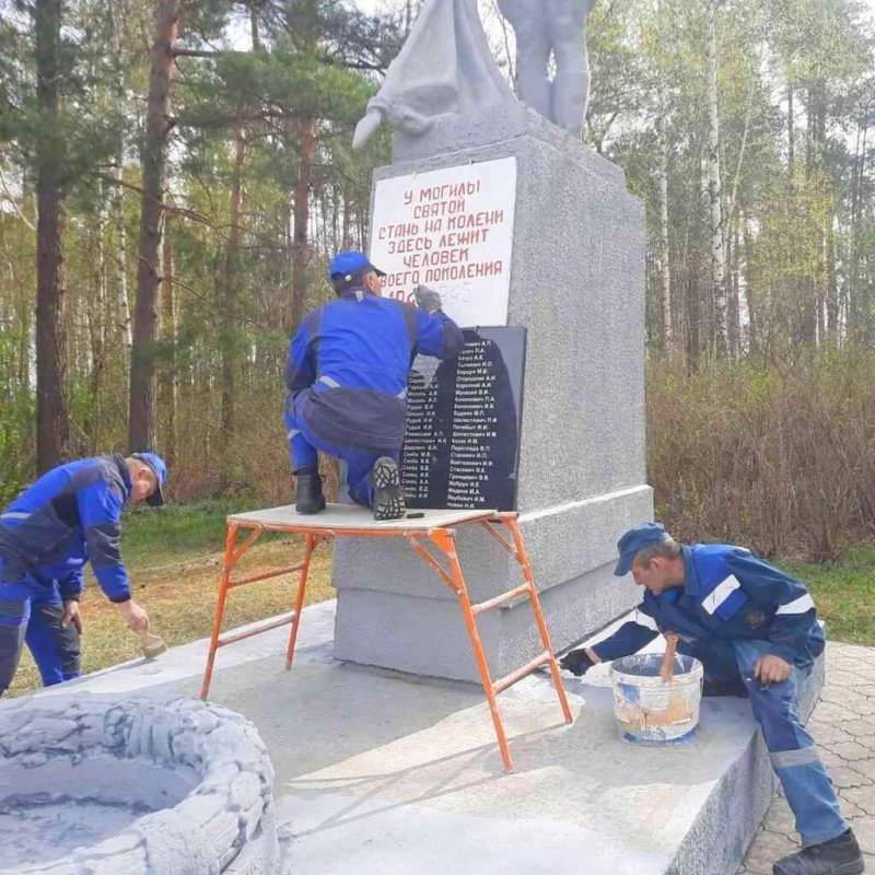 Коллектив Зельвенского РГС провел благоустройство памятника погибшим землякам в деревне Бибики