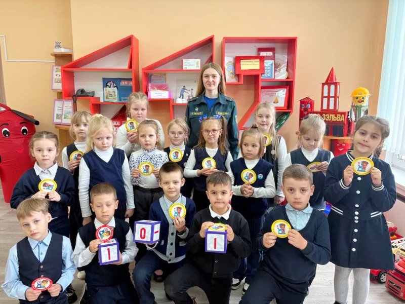 Больше знаний  меньше рисков Зельвенские спасатели провели занятие с малышами в имиджевой комнате МЧС