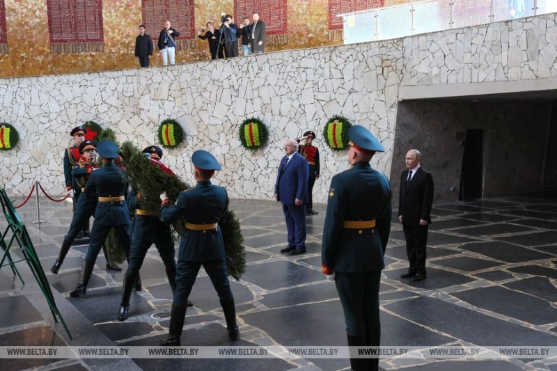 Александр Лукашенко и Владимир Путин возложили цветы на Мамаевом кургане