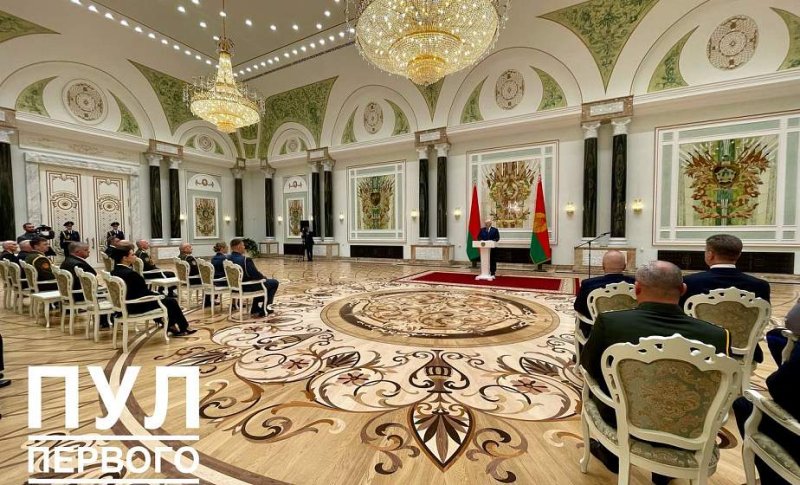 Александр Лукашенко в преддверии священной даты  летия Победы  вручил государственные награды