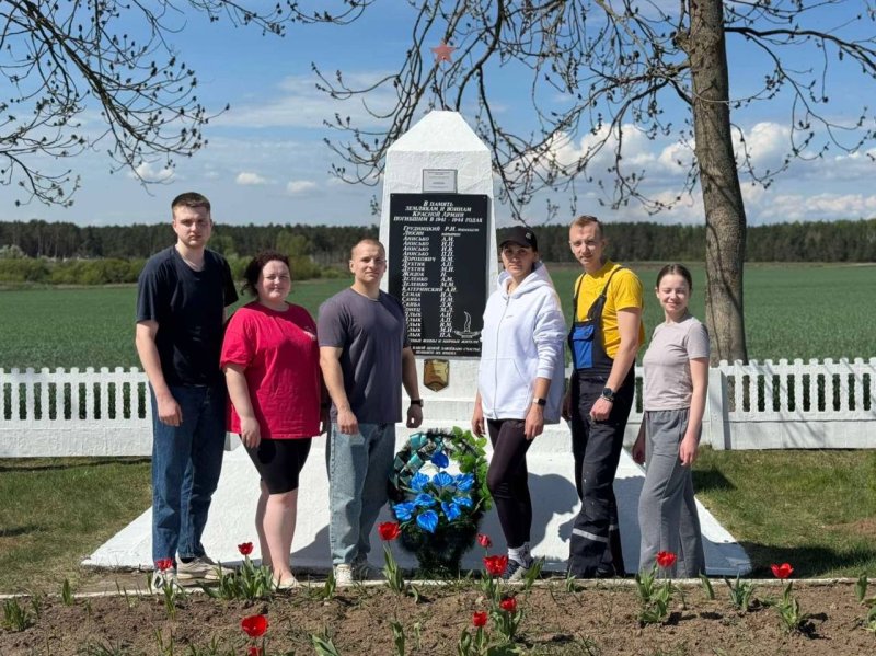 Молодые медики из Гродно благоустроили братскую могилу в деревне Бережки на Зельвенщине