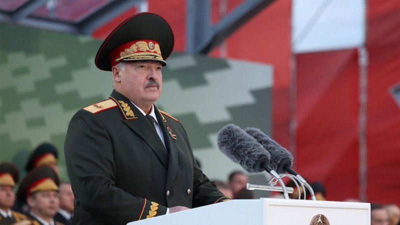Александр Лукашенко Беларусь проводит парад во славу тех кто не дрогнул и сломил мощь гитлеровской Германии