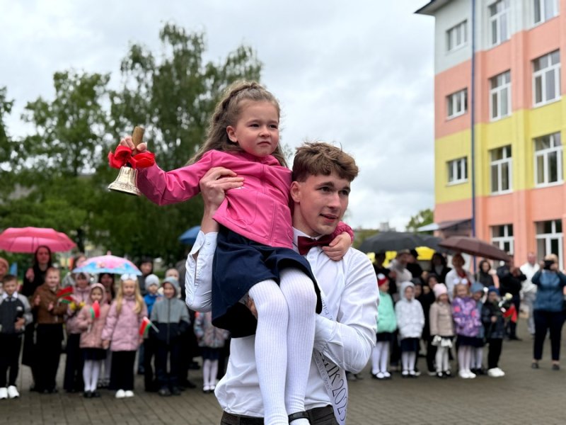 Последний звонок прозвучал для школьников Зельвенщины фоторепортаж
