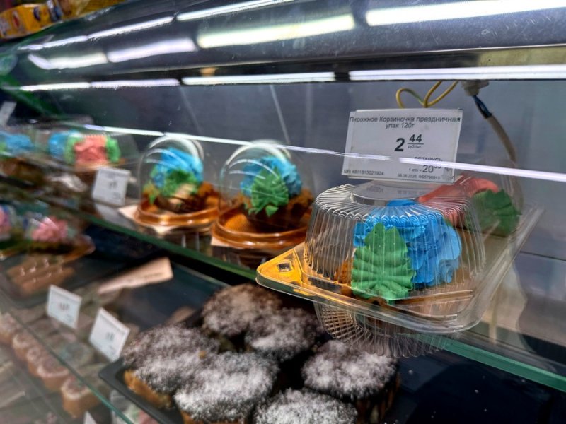 ФОТОФАКТ в магазине Лакомка открылась витрина с кондитерскими изделиями