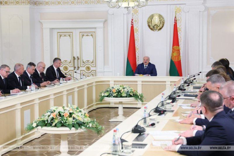 Лукашенко поручил усилить нагрузку на помощников Президента
