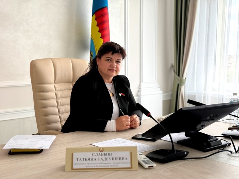 Обращения зельвенцев выслушала заместитель председателя КГК Гродненской области Татьяна Слабыш