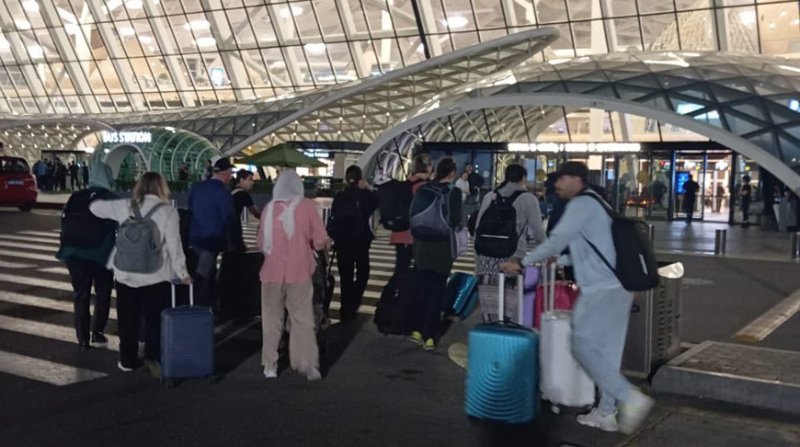 Эвакуированные из Ирана белорусы и россияне прибыли в Минск из Баку рейсом Белавиа