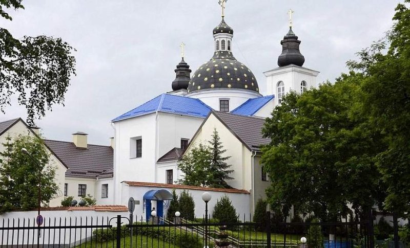 Православные верующие празднуют День Святой Троицы