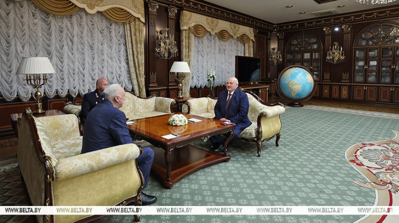 Александру Лукашенко вручили медаль в честь летия Великой Победы