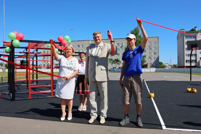 В Зельве торжественно открыли многофункциональную площадку на территории средней школы 