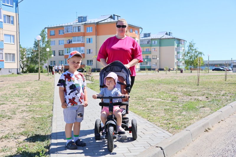 Мы дорожим тем что сегодня имеем возможность жить под светлым и чистым небом Так считает жительница Зельвы молодая мама Инна Евхута