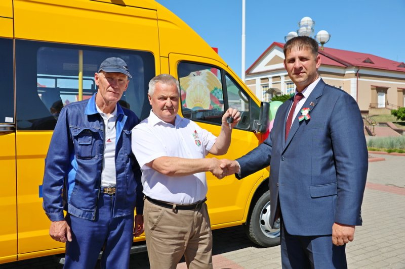 Новый микроавтобус  новые возможности Елковская средняя школа получила подарок в День Независимости