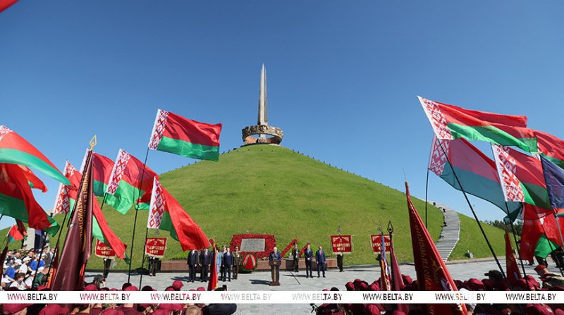 Александр Лукашенко Для большинства белорусов День Независимости означает мир