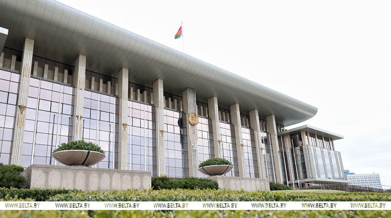 Александр Лукашенко заслушал телефонные доклады главы МЧС и управделами Президента