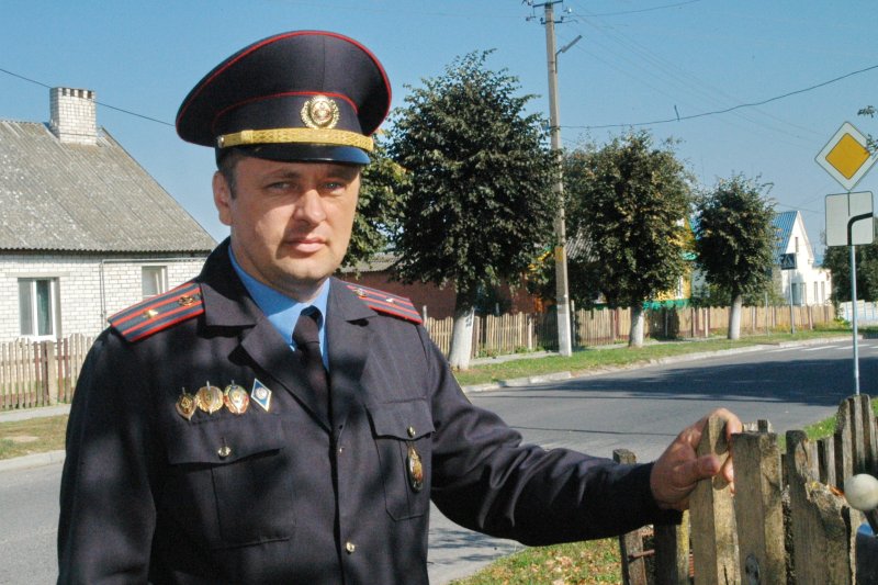 Как стать сотрудником милиции отвечает участковый инспектор Зельвенского РОВД Андрей Бекиш