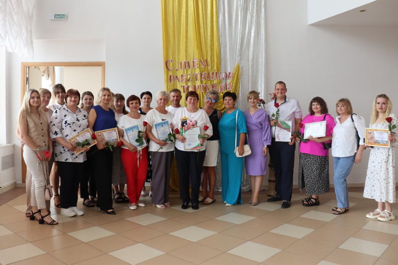 В преддверии праздника в Зельве прошло торжественное мероприятие посвященное чествованию работников торговли