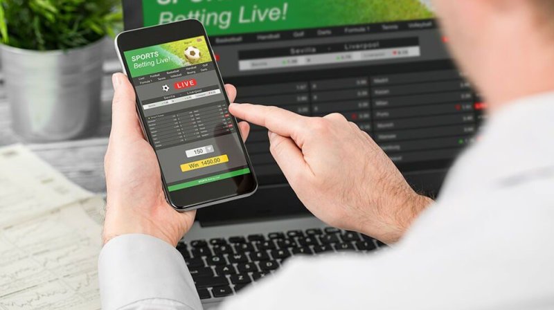 Житель Зельвы пополнил счет для ставок с чужой банковской карты  возбуждено уголовное дело