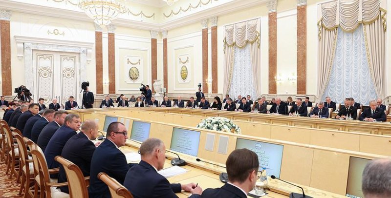 Александр Лукашенко  послам нужна военная мобилизация чтобы удержать экономику страны