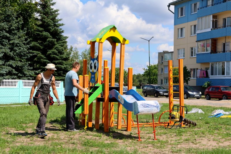 ФОТОФАКТ в сквере микрорайона Северный установили детскую площадку МЧС