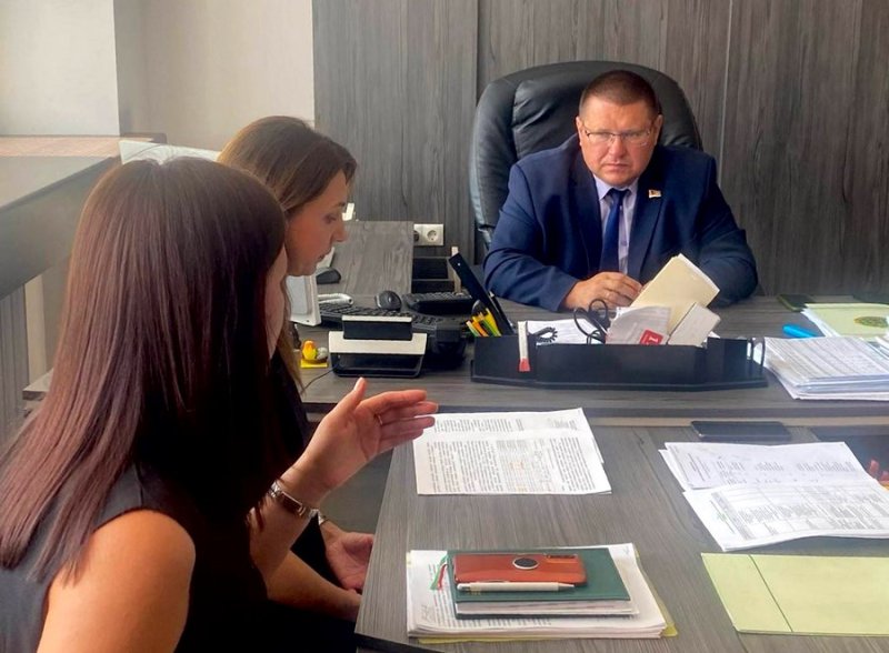 Сенатор Павел Ошурик провел прием граждан и представителей юридических лиц